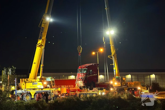 Te water geraakte vrachtwagen geborgen door grote hijskranen
