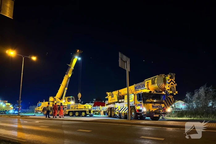 Te water geraakte vrachtwagen geborgen door grote hijskranen