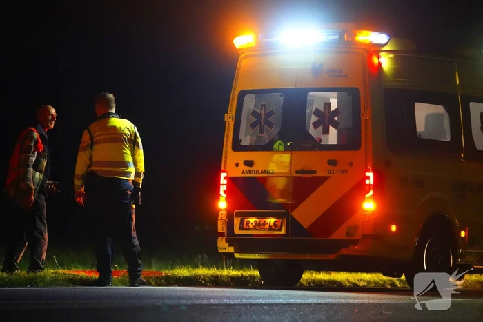 Auto belandt op de kop in de sloot langs provinciale weg