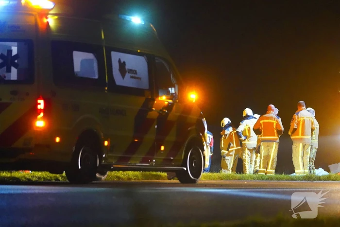 Auto belandt op de kop in de sloot langs provinciale weg