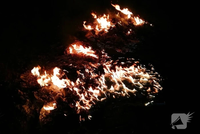 Brandweer dooft in brand gestoken afval