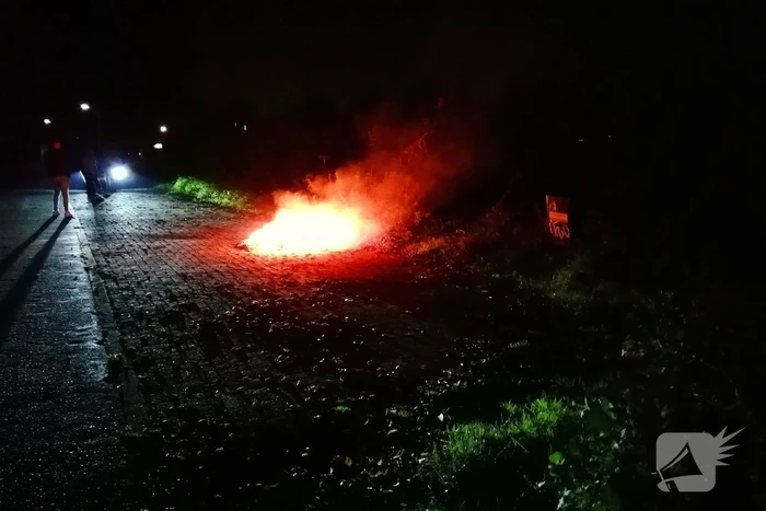 Brandweer dooft in brand gestoken afval