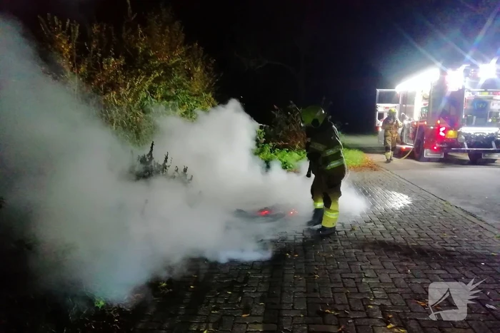 Brandweer dooft in brand gestoken afval
