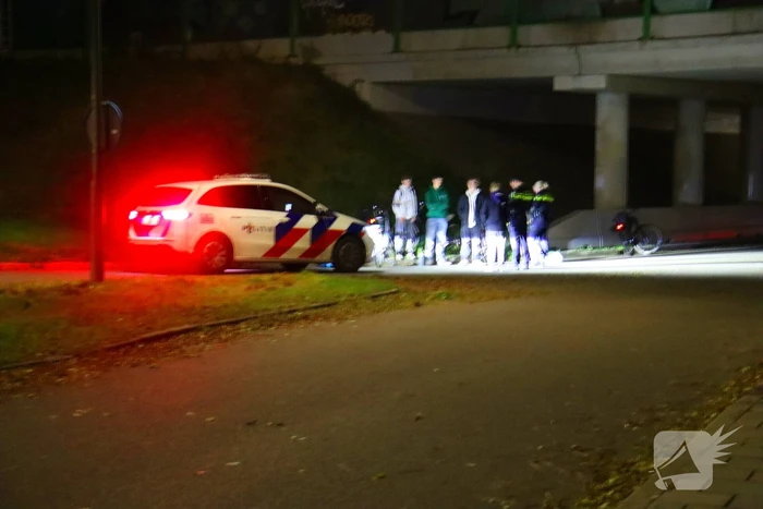 Brandweer dooft in brand gestoken afval