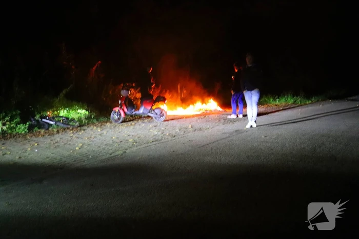 Brandweer dooft in brand gestoken afval