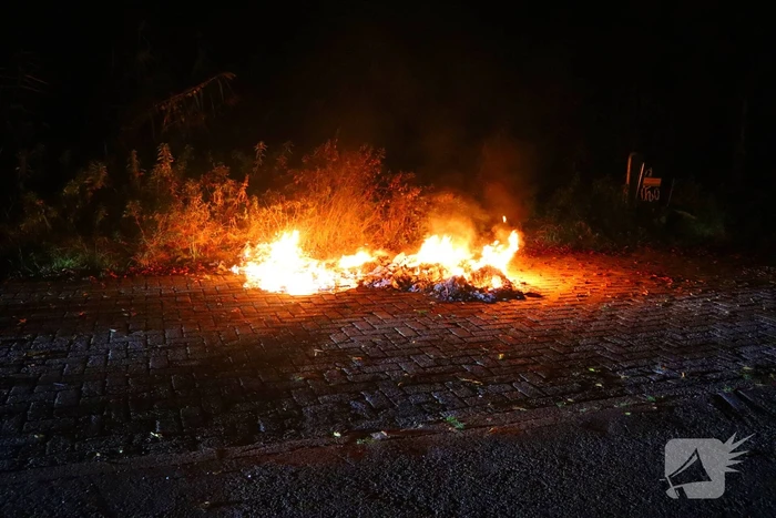 Brandweer dooft in brand gestoken afval