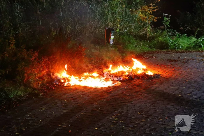 Brandweer dooft in brand gestoken afval