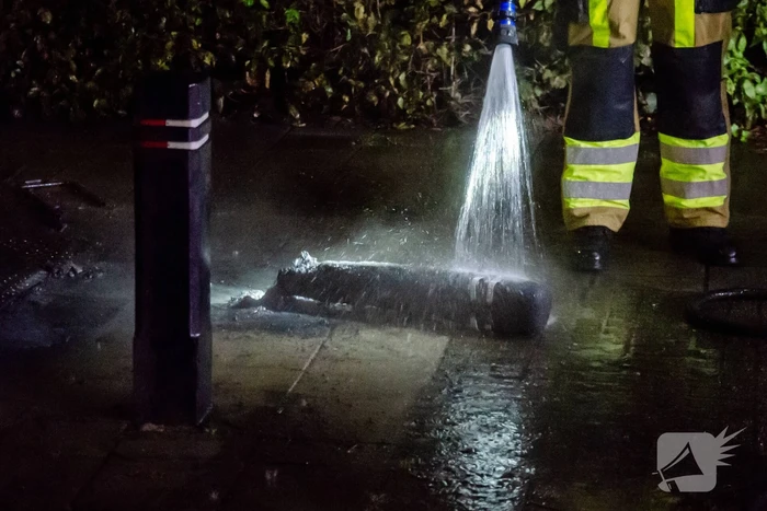Kunststof antiparkeerpaal in brand gestoken