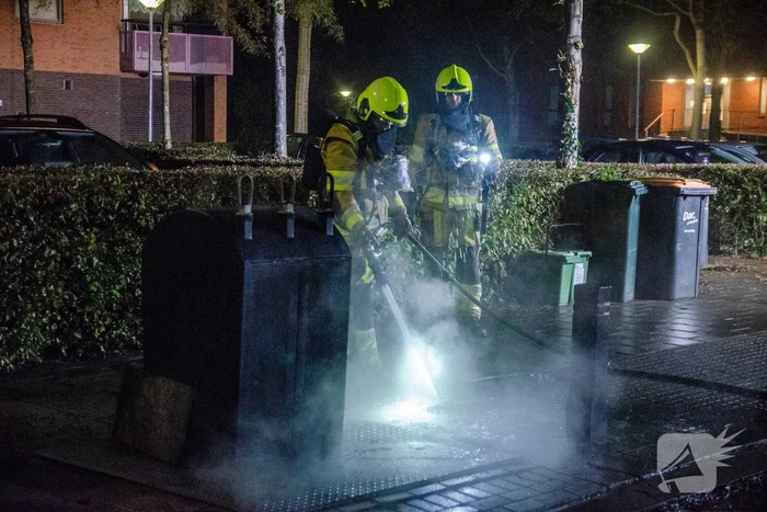 Kunststof antiparkeerpaal in brand gestoken
