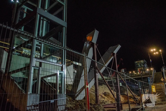 Nieuwe loopbrug van 63 000 kilo geïnstalleerd