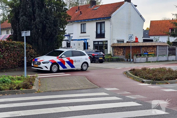 Scooterrijder en automobilist botsen op rotonde