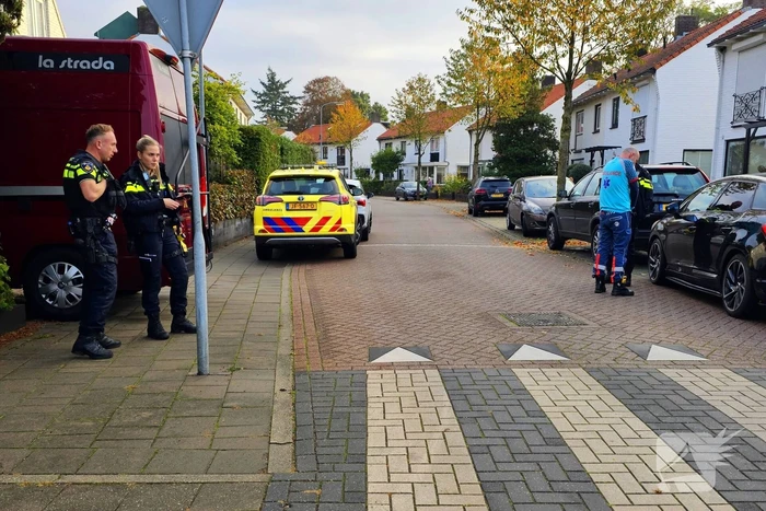 Scooterrijder en automobilist botsen op rotonde