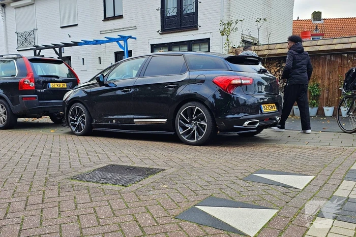 Scooterrijder en automobilist botsen op rotonde