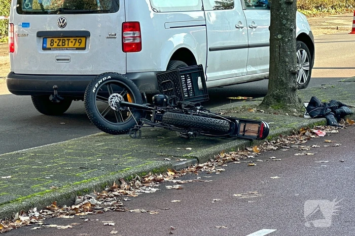 Automobilist en persoon op fatbike met elkaar in botsing