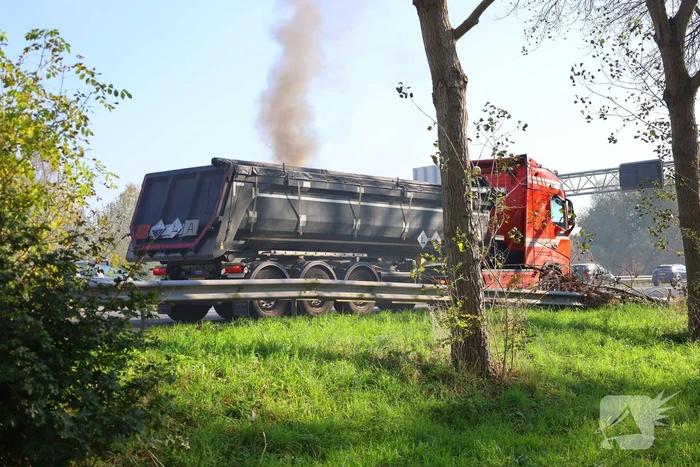 Brandweer blust brandende vrachtwagen