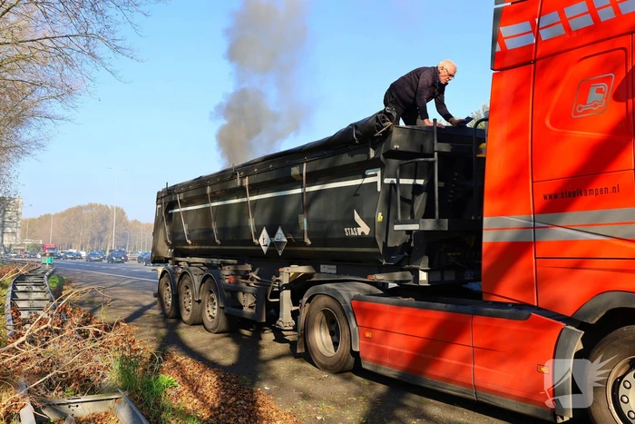 Brandweer blust brandende vrachtwagen