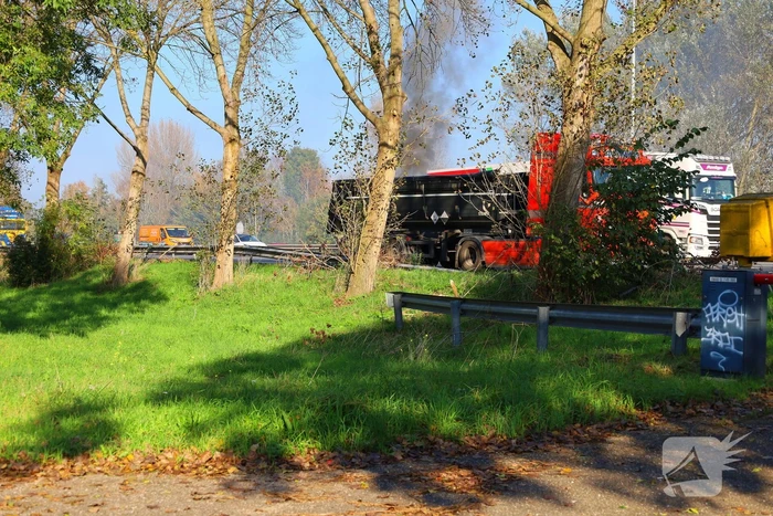 Brandweer blust brandende vrachtwagen