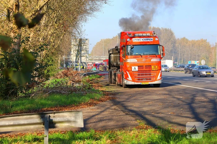 Brandweer blust brandende vrachtwagen
