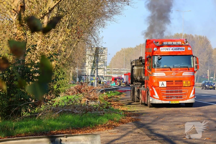 Brandweer blust brandende vrachtwagen
