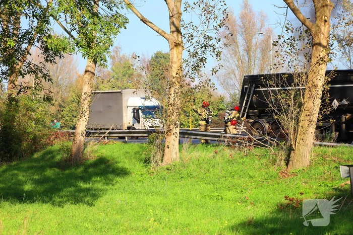 Brandweer blust brandende vrachtwagen