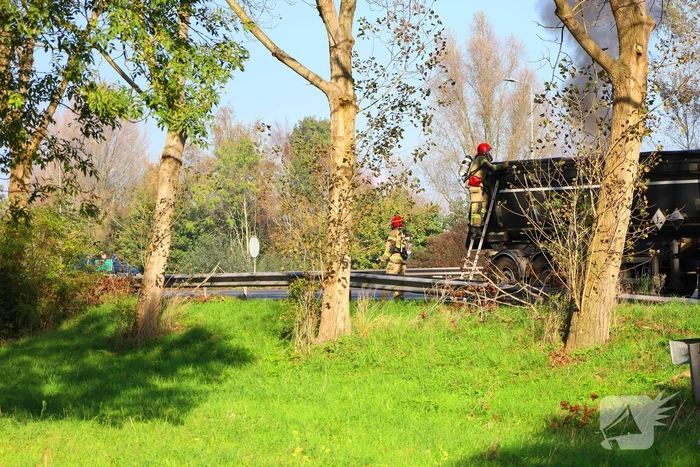 Brandweer blust brandende vrachtwagen