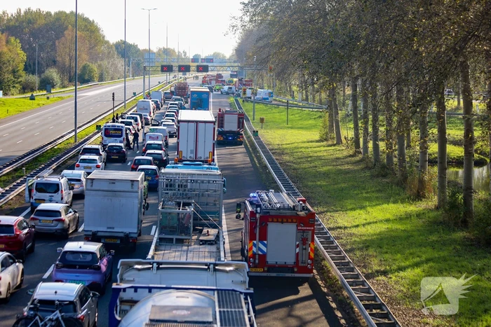 Brandweer blust brandende vrachtwagen