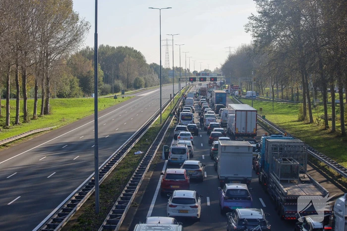 Brandweer blust brandende vrachtwagen