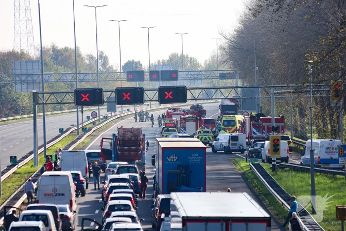 Brandweer blust brandende vrachtwagen