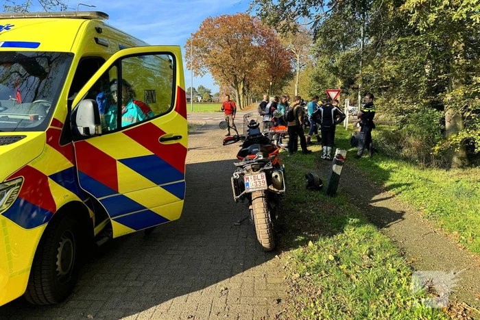 Motorrijder onderuit op zandpad