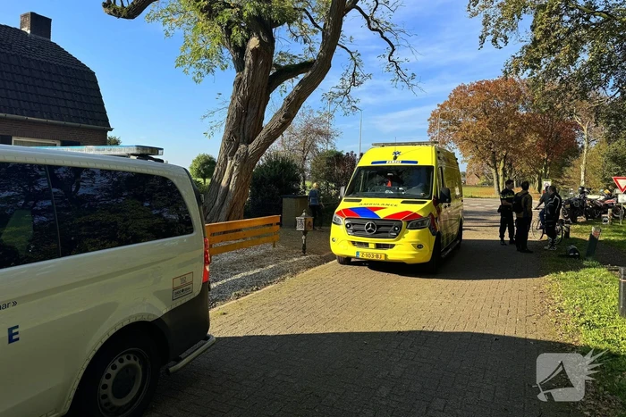 Motorrijder onderuit op zandpad
