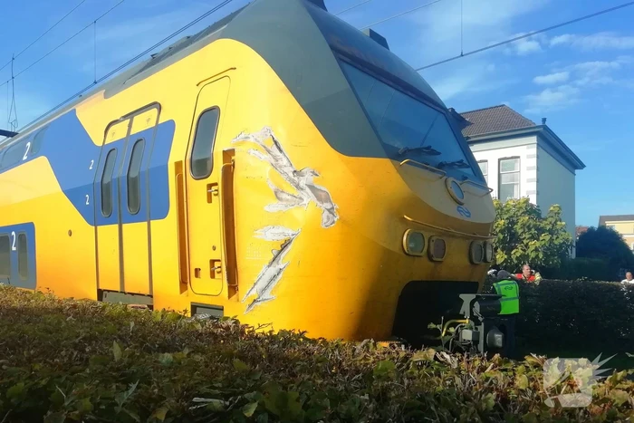 Trein en vrachtwagen botsen op overweg