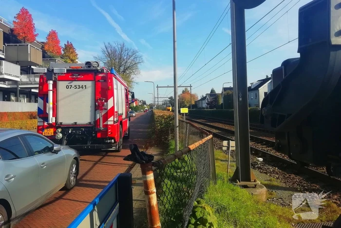Trein en vrachtwagen botsen op overweg
