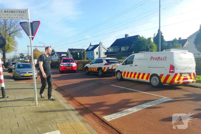 Trein en vrachtwagen botsen op overweg