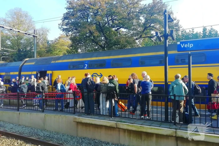 Trein en vrachtwagen botsen op overweg