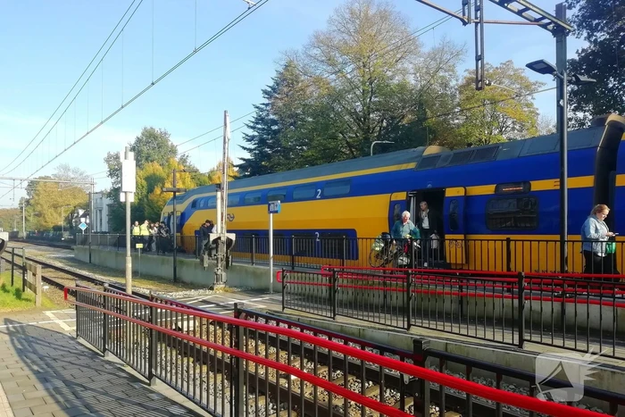 Trein en vrachtwagen botsen op overweg