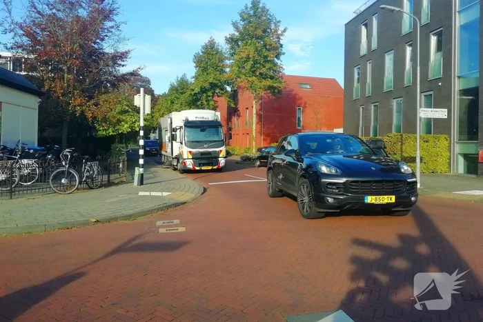Trein en vrachtwagen botsen op overweg