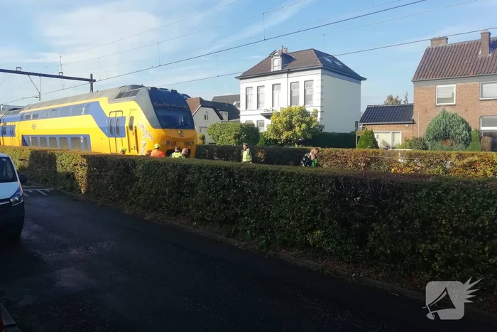 Trein en vrachtwagen botsen op overweg