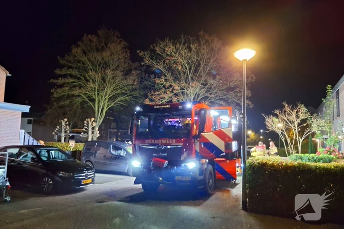 Brandweer blust brand in keuken