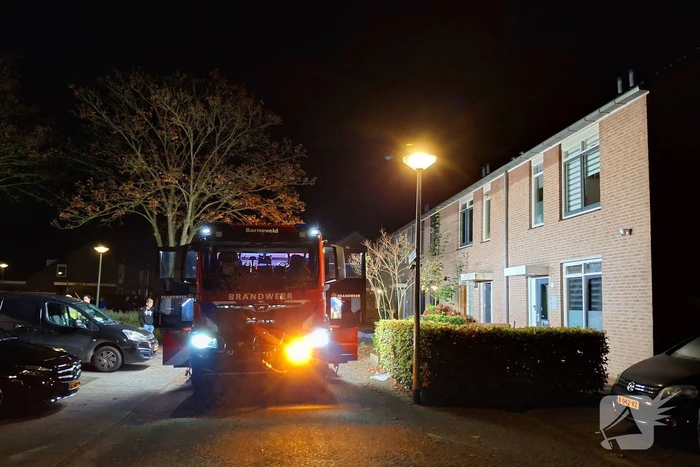 Brandweer blust brand in keuken