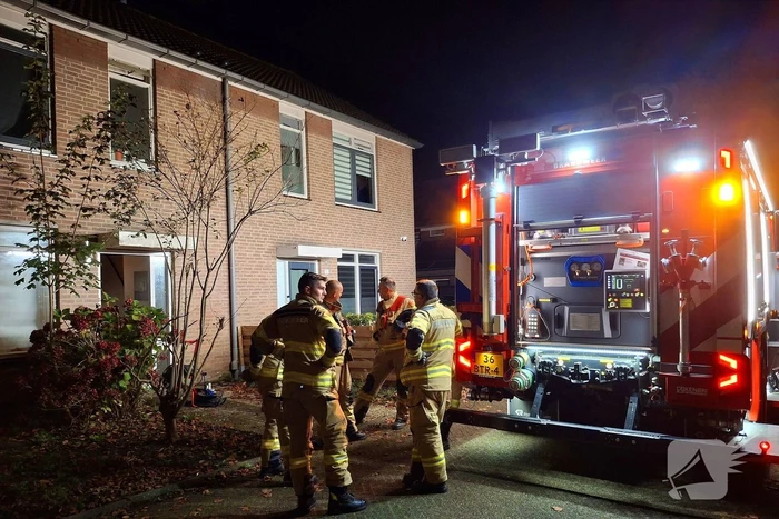 Brandweer blust brand in keuken