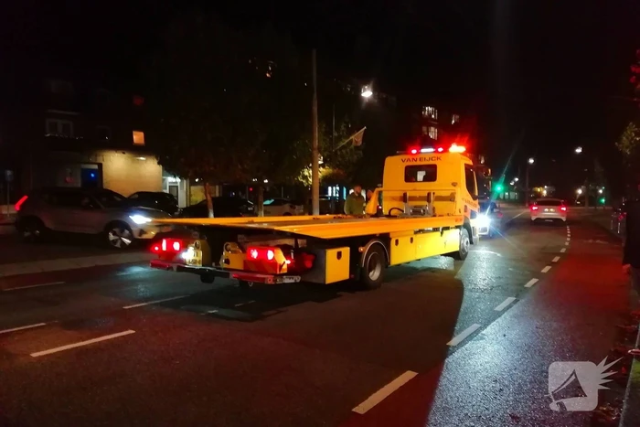 Automobilist rijdt auto met beslagen raam kapot