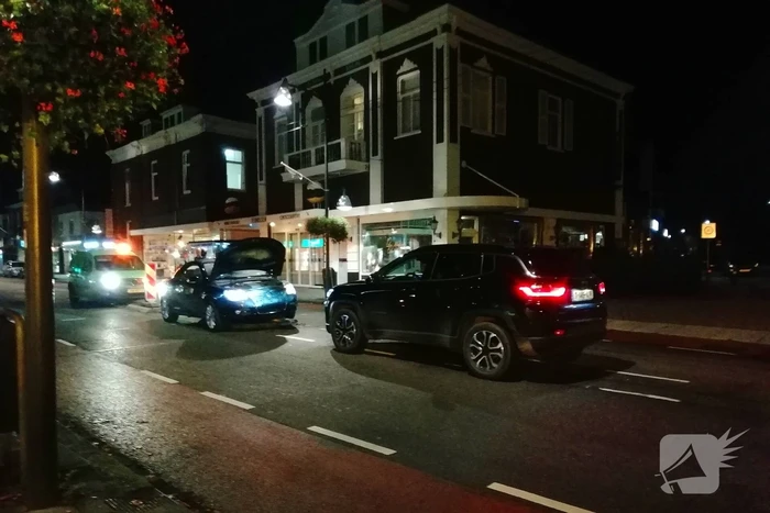 Automobilist rijdt auto met beslagen raam kapot