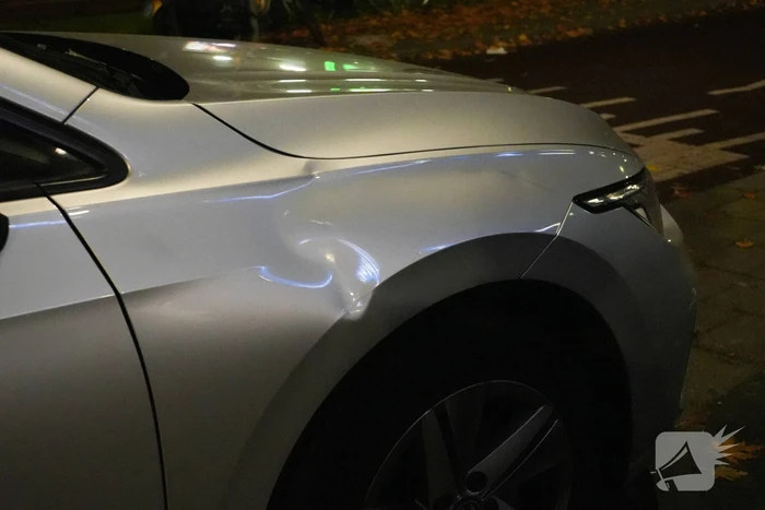 Bezorger gewond bij botsing tegen auto