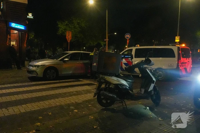 Bezorger gewond bij botsing tegen auto