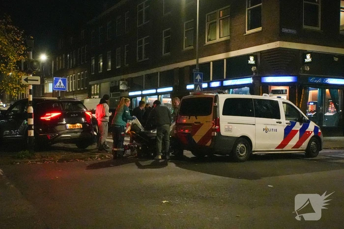 Bezorger gewond bij botsing tegen auto