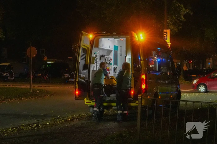 Bezorger gewond bij botsing tegen auto
