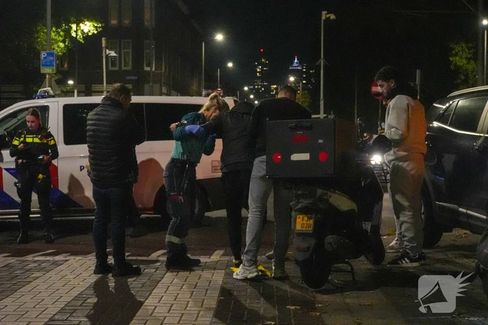 Bezorger gewond bij botsing tegen auto