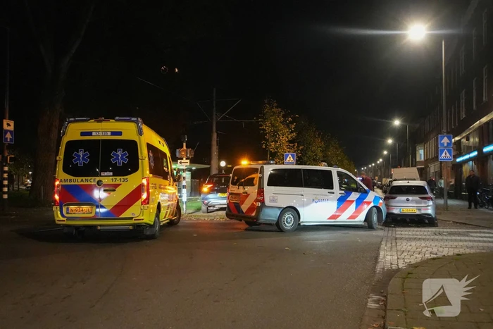 Bezorger gewond bij botsing tegen auto