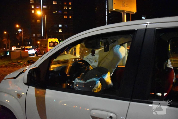 Ravage op kruising: auto belandt op zijkant na harde botsing
