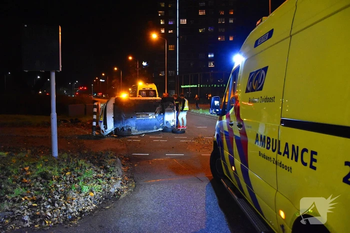 Ravage op kruising: auto belandt op zijkant na harde botsing